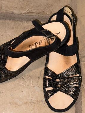 Finn Comfort Women's Black Textured Strap Sandals